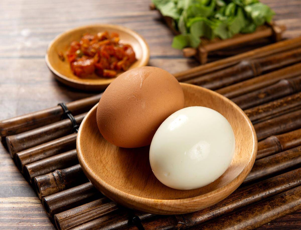 白水煮鸡蛋时,牢记2放3要点,鸡蛋香嫩营养高,蛋壳一碰