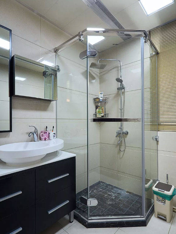 形淋浴房通过在卫生间里安装玻璃推拉门或平开门来实现独立的淋浴区
