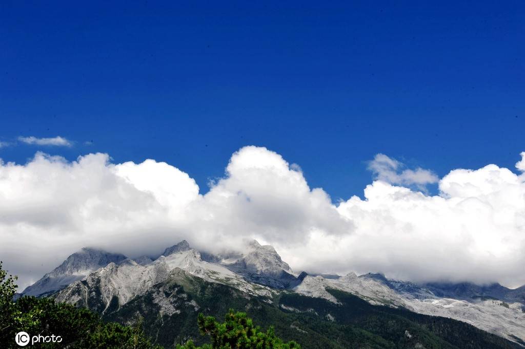 玉龙雪山是云南第一名山,也是我国离古城镇最近的雪山之一.