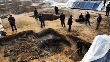 古墓挖到一半,考古专家发现是自家祖坟,那他挖还是不挖?