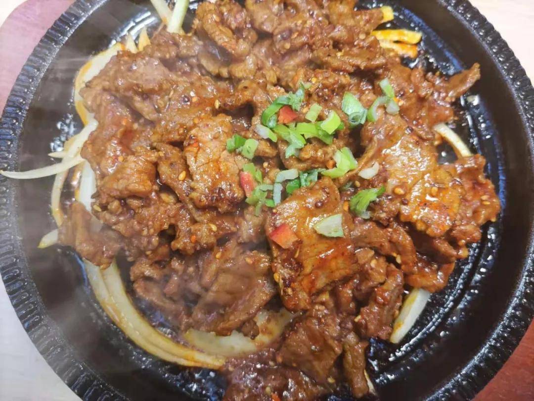石板烤牛肉这道菜吃起来正应了汤鲜美,菜入味,肉软烂这句话,微酸的