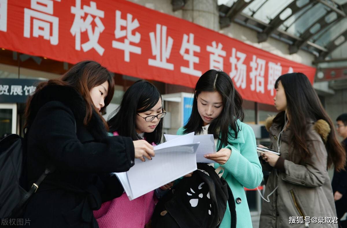 月薪三千雇不到农民工,却能雇大学生:教育内卷,就是让