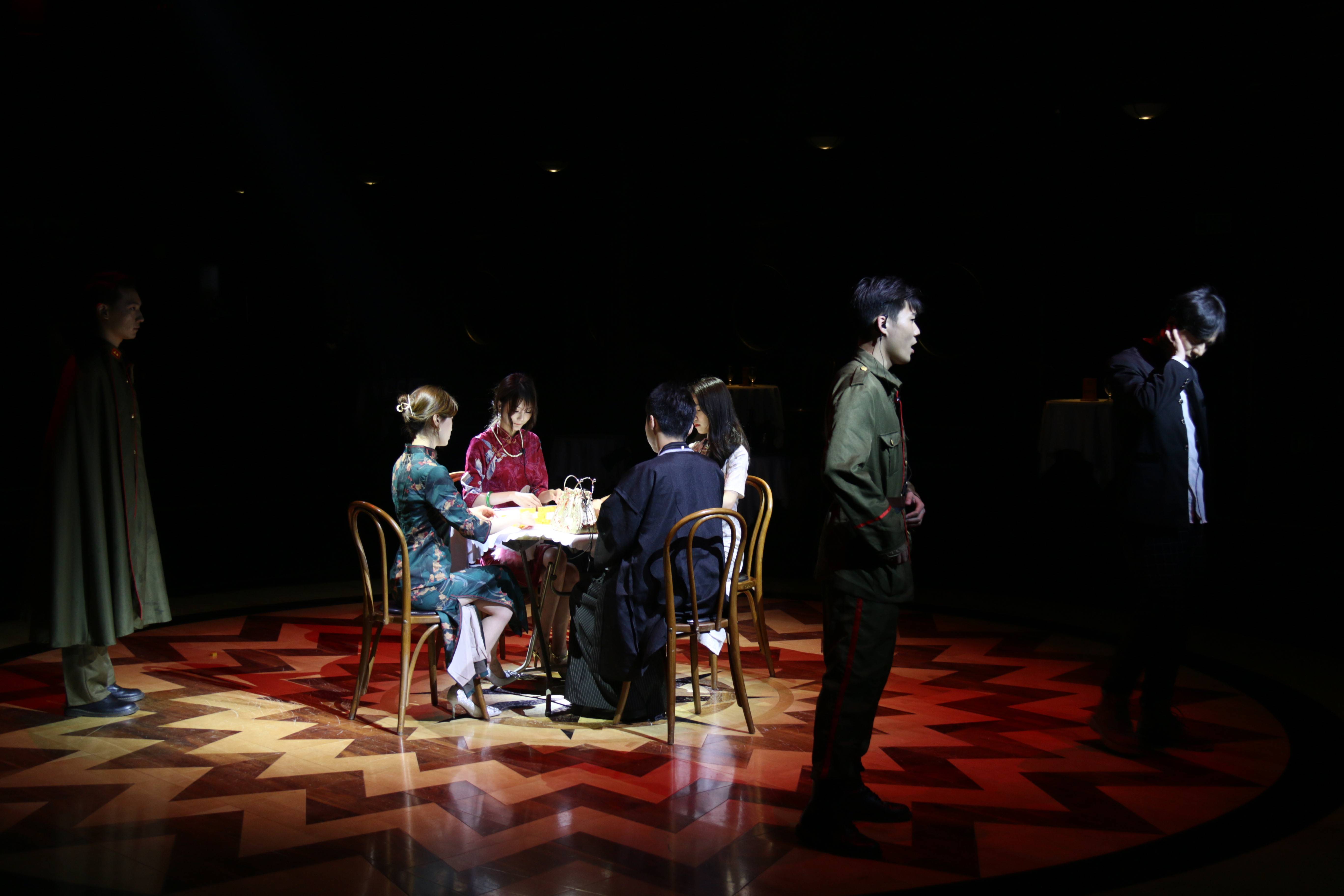 演员互动演绎烧脑剧情 武汉最大沉浸式剧本杀在"知音号"火爆上演