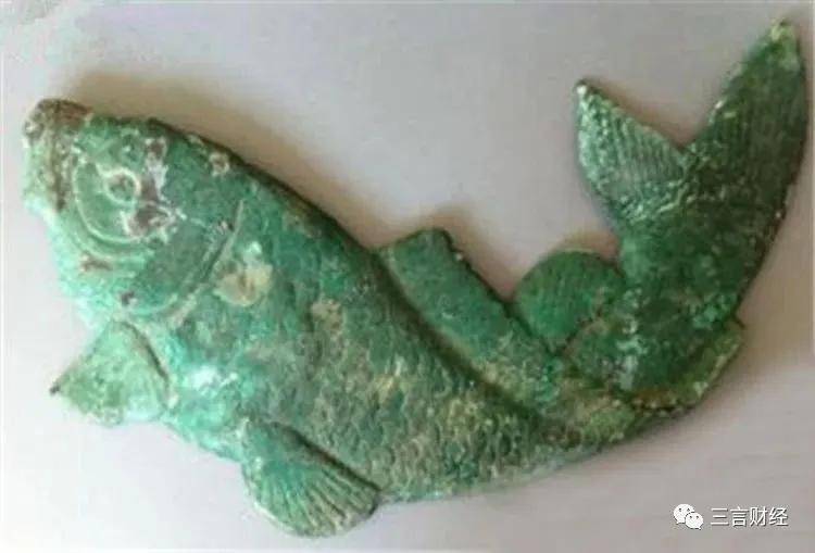 例如小说中的蛇眉铜鱼原型是现实中文物青铜鱼,是宋朝时期的镇墓兽