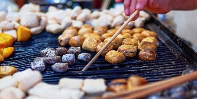 原创古城路边摊吃400年烤豆腐,围着火炉一口一个,又香又臭