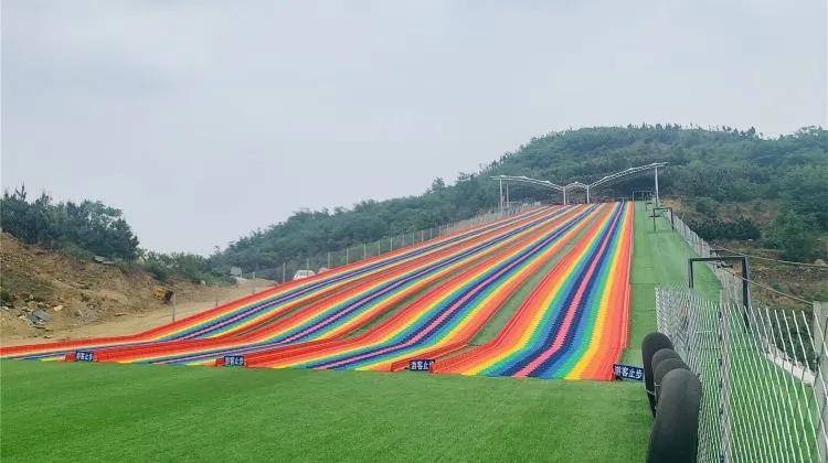 九女峰书房必经之路有一个岔路口,可以到达八楼村的彩虹滑道.