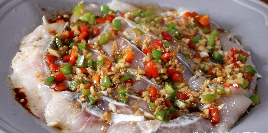原创鱼片也能蒸着吃,鲜嫩入味,蒜香十足,没有什么刺,老少皆宜