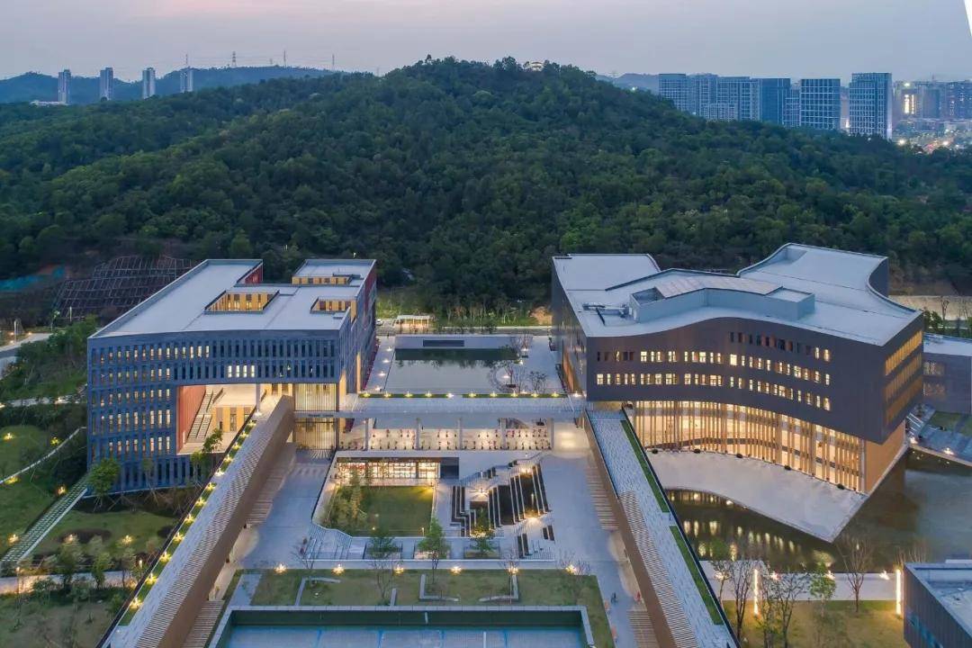 香港中文大学(深圳)校区位于深圳市龙岗区,学校校园占地面积
