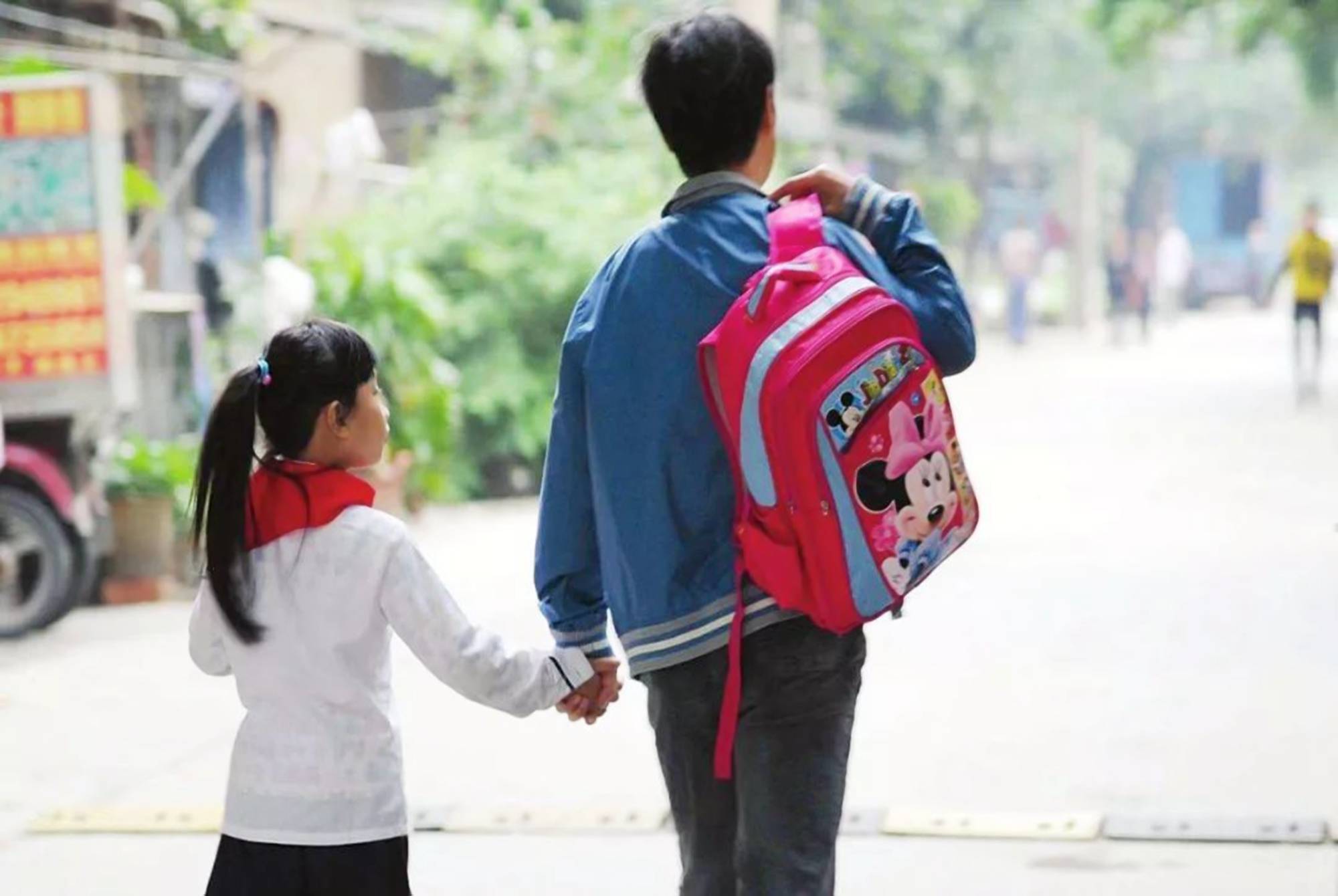 高中生放学还需家长接?背后原因令人深思,学生表示:不