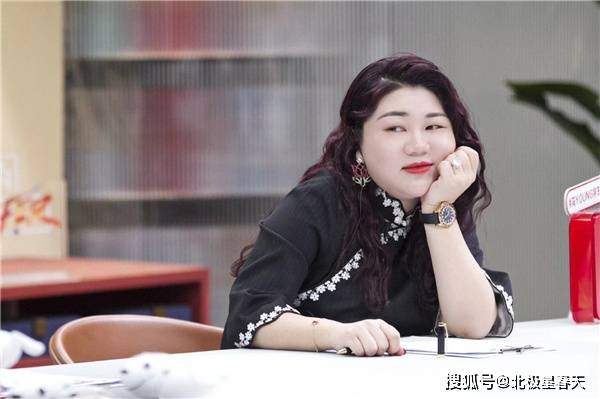杨天真晒泳装照,皮肤白皙大长腿抢镜,网友直夸自信的女生最美