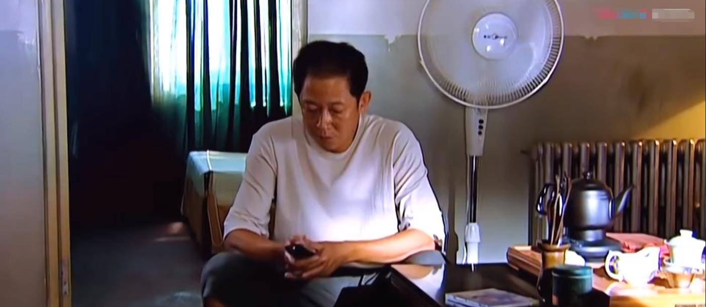 原创丁元英念了一首《自嘲》词,为何三个作陪的人都离开了?