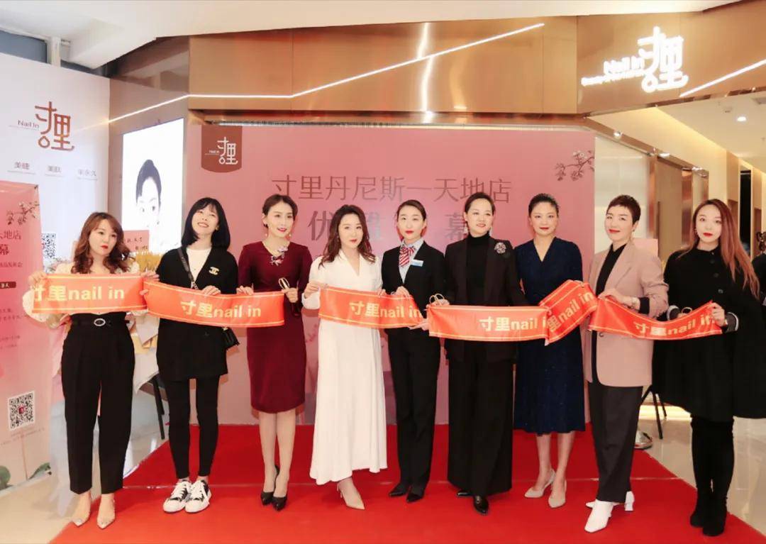国家级礼仪专家,晶致礼国际礼仪创始人徐晶,多家上市企业形象指导,悠