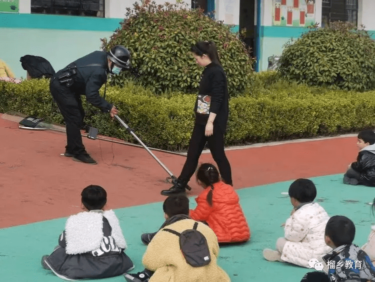 峄城区金寺幼儿园举行防校园暴力入侵演习活动