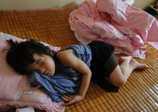 6岁女儿睡觉常缩成一团,妈妈沾沾自喜觉得可爱,奶奶:出问题了