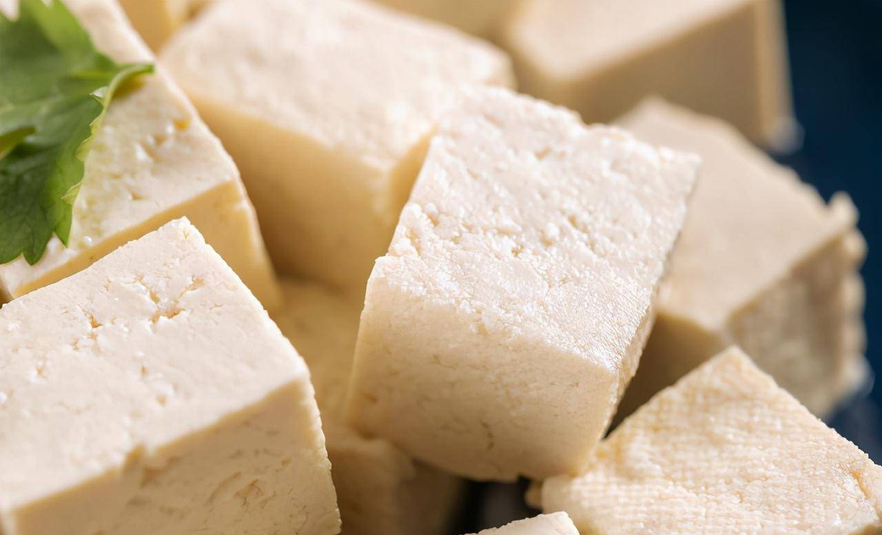 与南豆腐不同,北豆腐在制作上大都使用酸浆水或卤水点制.