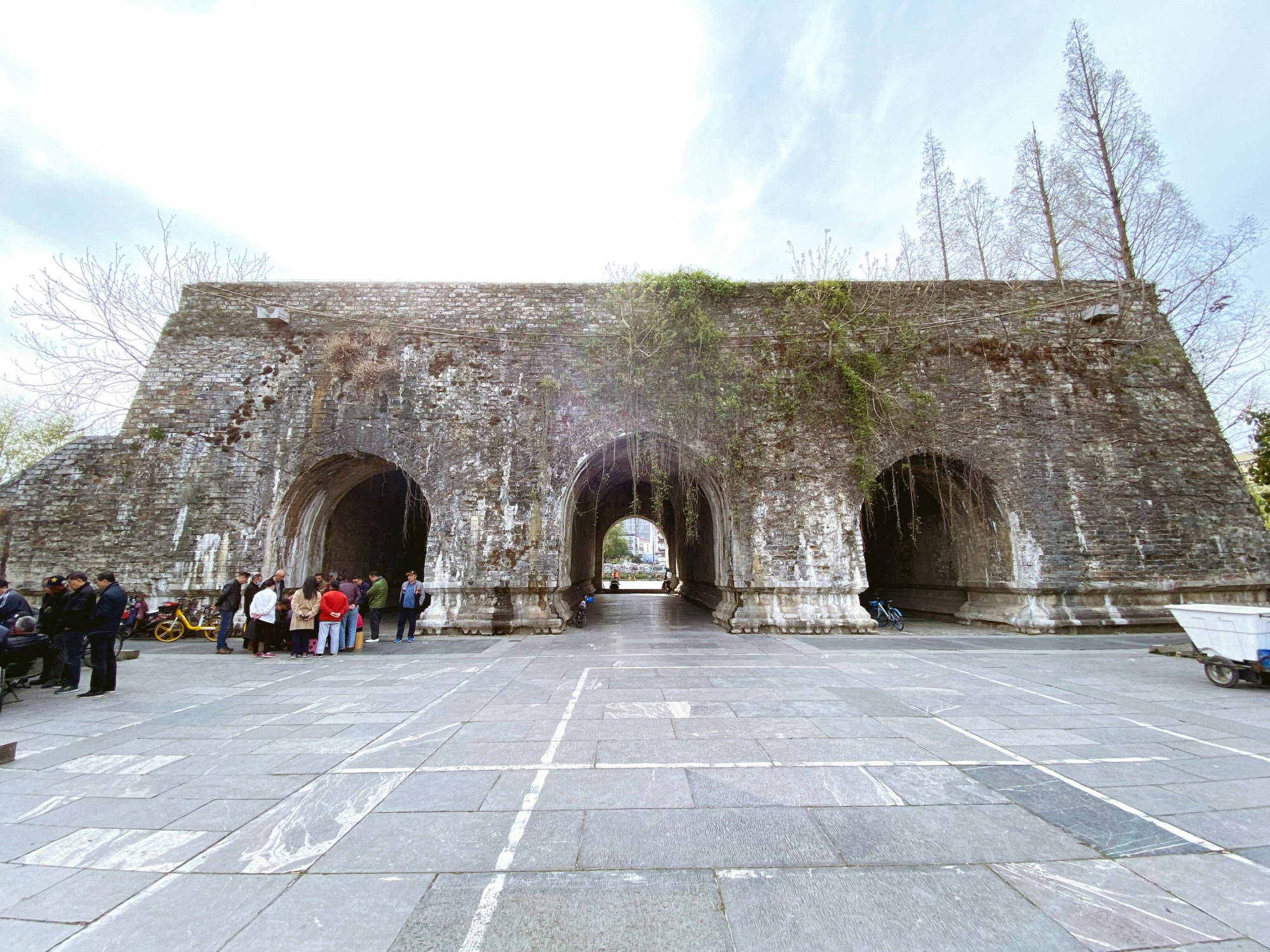 南京西安门遗址,曾经是进出明皇城最方便的城门,如今却无人问津