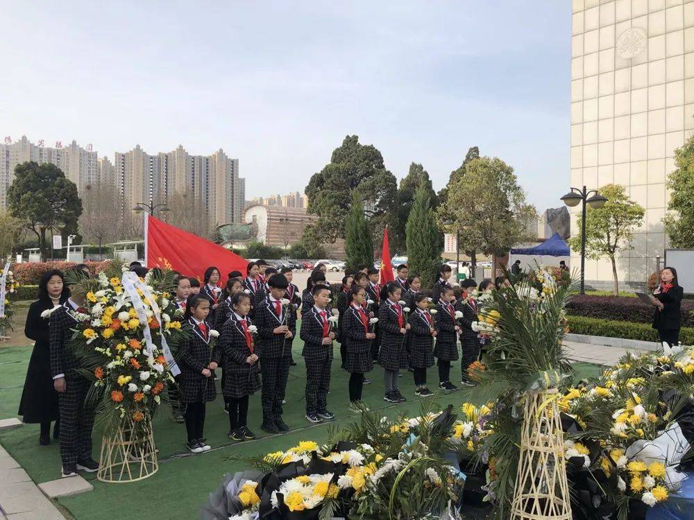 漯河市烈士陵园内青松挺立,绿树环抱,鲜花簇拥,庄严肃穆.