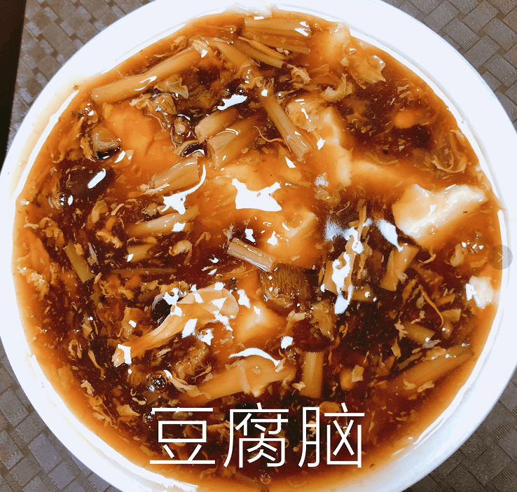 吃豆腐脑,必须浇上"卤汁儿"后食用.这卤汁儿有回,汉民之分.