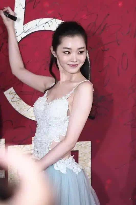 宋轶才是"人间绝色",穿露背裙甜美精致,宛若精灵仙子