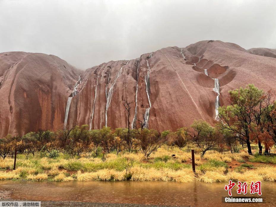 暴雨过后澳大利亚乌鲁鲁巨石现罕见瀑布群