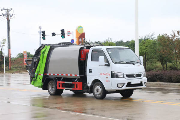 小型3-4方压缩垃圾车—东风途逸压缩垃圾车