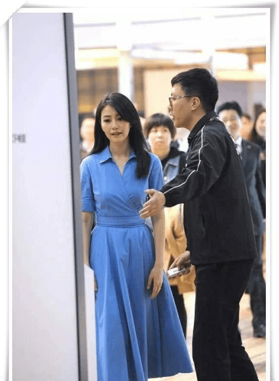 路人抓拍的高圆圆和袁泉,美丽和优雅还是有很大区别的