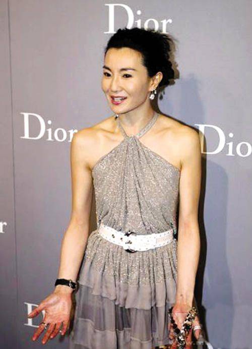 张曼玉这身材真的瘦得有些过了,网友:有种美人迟暮的感觉