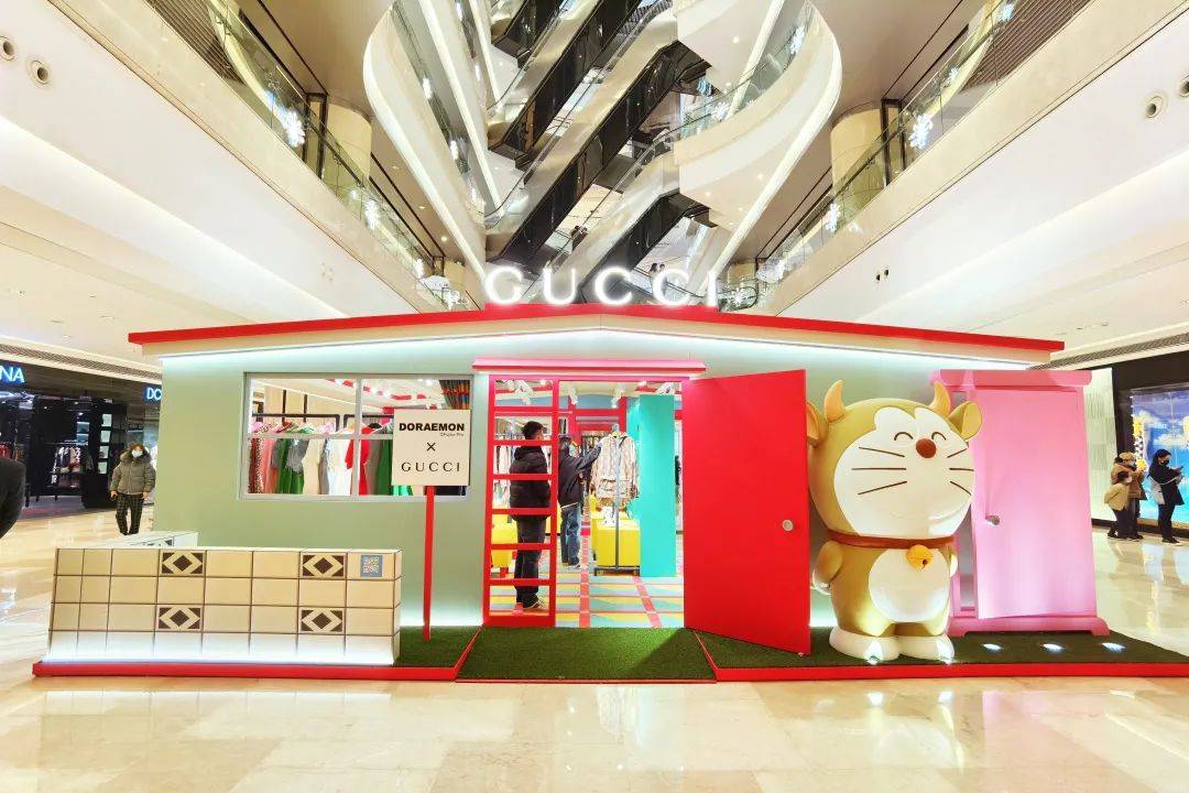 doraemongucci在武商国广设立的联名快闪店吸引了众多的年轻人