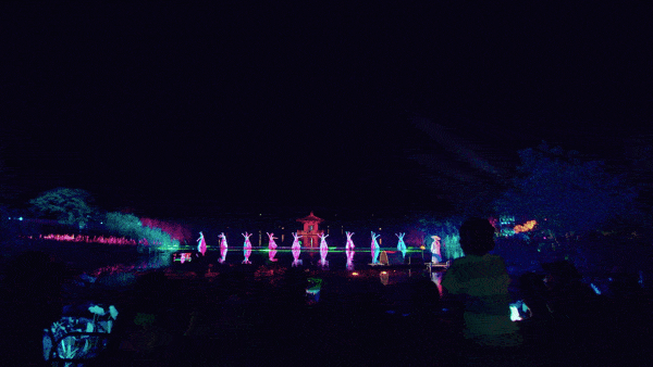 比如五灯湖上有水幕灯光秀