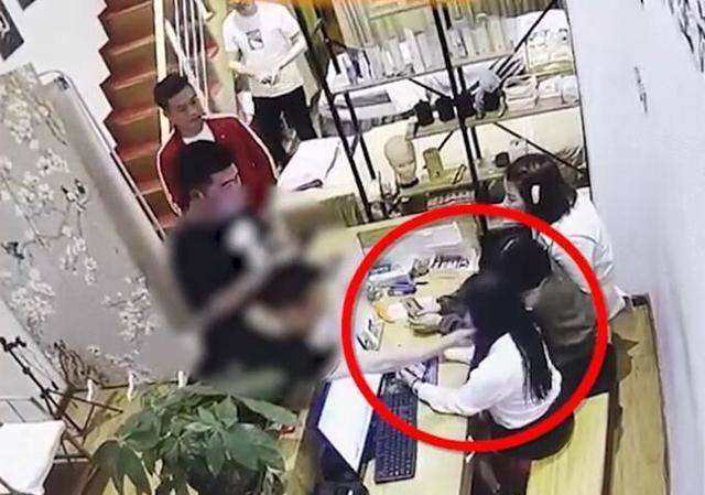 目无王法!男子耍流氓调戏采耳店漂亮女员工,被拒后翻脸打老板娘