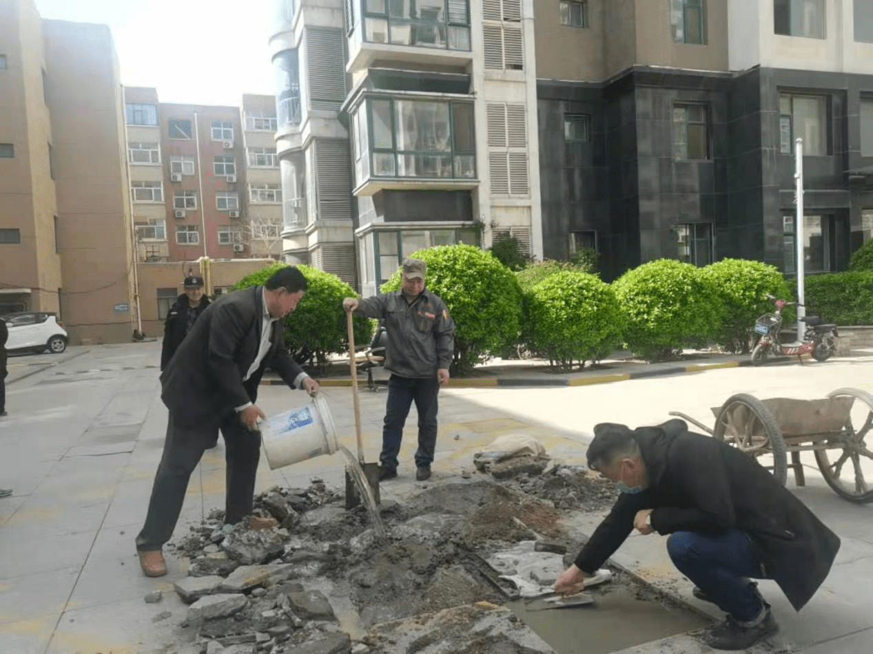 东方明珠物业维修路面完善小区环境
