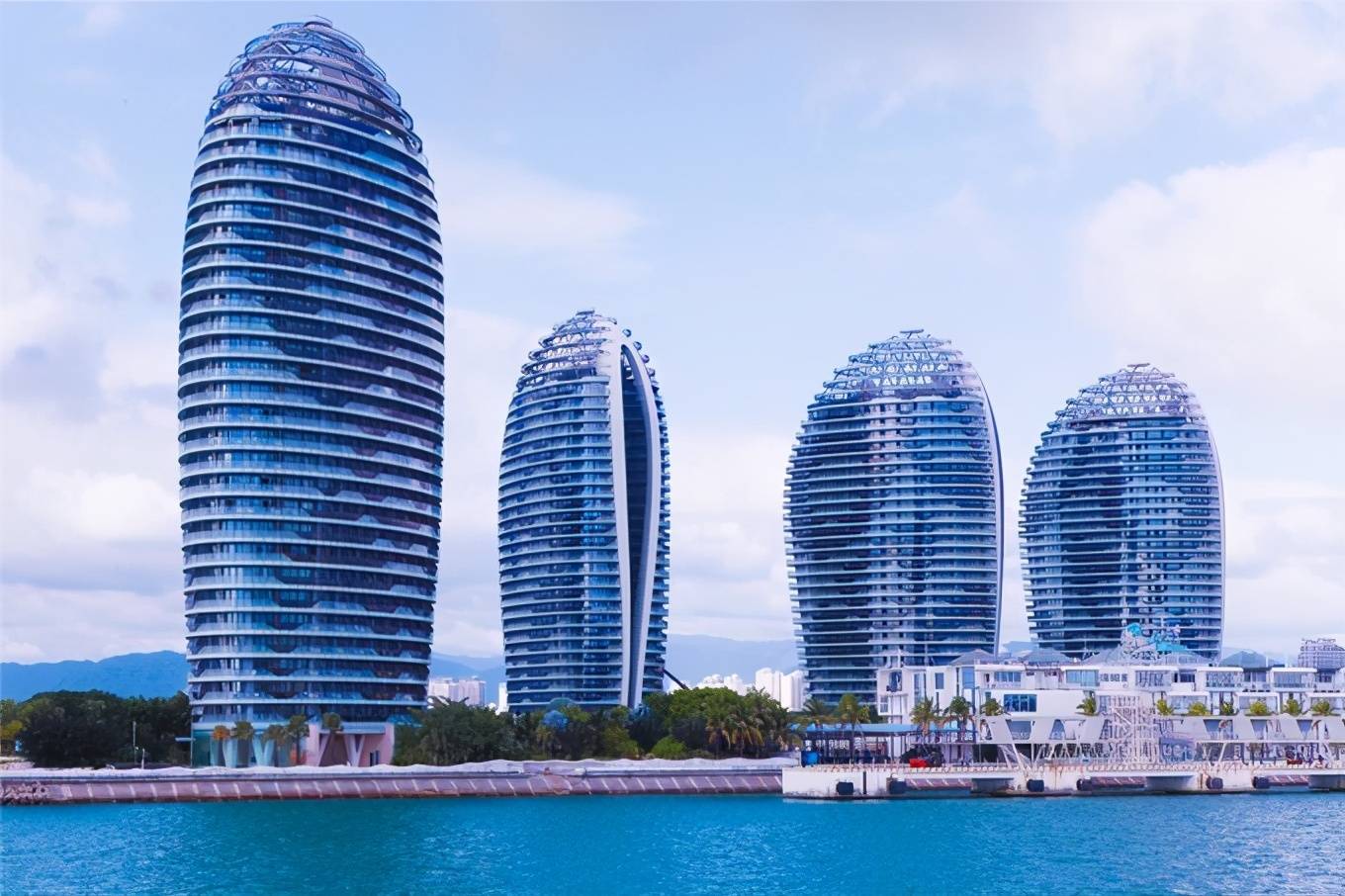 三亚 湾 最有标志性的建筑物,是凤凰岛上5栋度假酒店大楼.