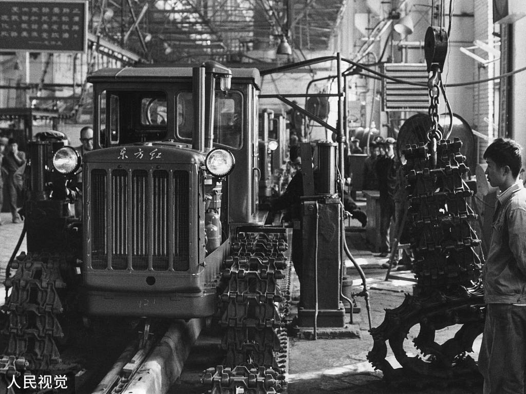 1966年,属于"156项工程"之一的洛阳市第一拖拉机制造厂/人民视觉