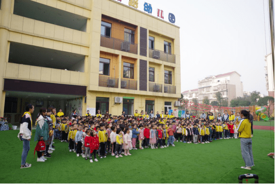 泸州市景坡路幼儿园开展"大手拉小手,防拐知识我知道"升旗仪式活动