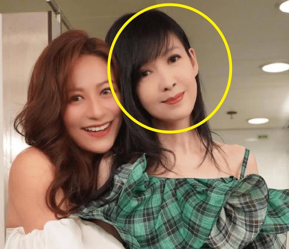 53岁周慧敏近照曝光,穿吊带裙皮肤嫩如少女,真实颜值我看呆了