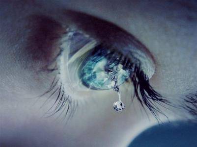 流泪本来是一个人情感抒发的表现,当人感动或悲伤的时候都会通过眼泪