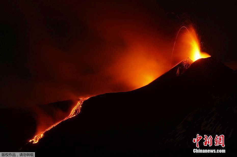 意大利埃特纳火山喷发 岩浆直冲夜空