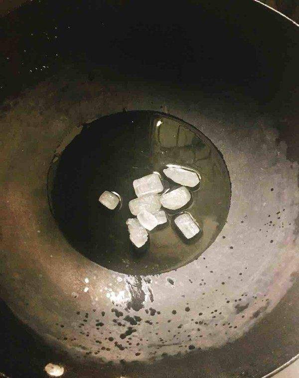 排骨冷水下锅,加入姜片和料酒焯出血沫后捞出