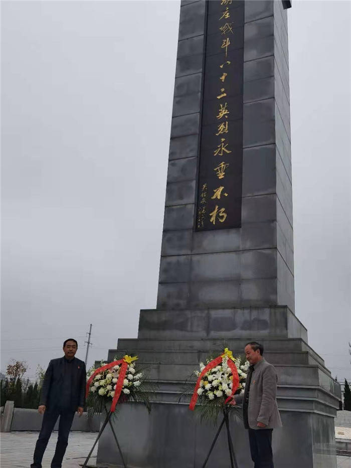 淮安市季桥教育总支清明节祭奠茭陵大胡庄革命英烈