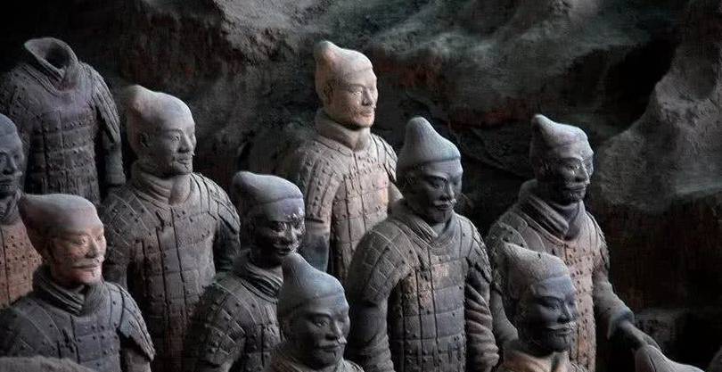 秦始皇兵马俑是用真人烧制?一尊裂开的兵马俑,揭开深藏的谜底