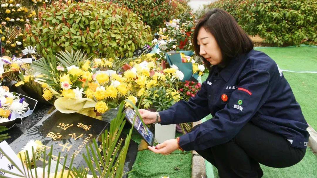 县烈士陵园奥吉娜集团员工代表祭拜陈祥榕烈士 福建省宁德市屏南烈士