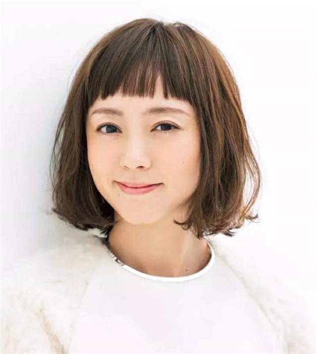 30至40岁女人发型,免打理内扣发型 短发 到了40岁的"家庭妇女",有白发的剪这些发型,时髦减龄又气质