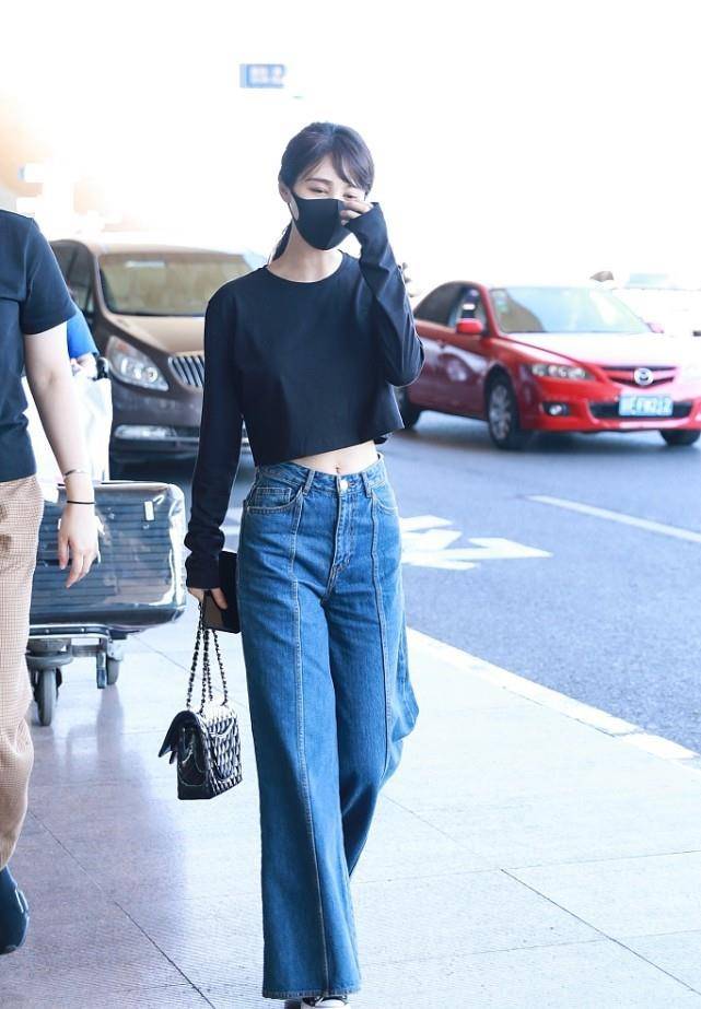李菲儿透着一种女团感,细腰长腿穿炫腹装,身段窈窕真挺迷人