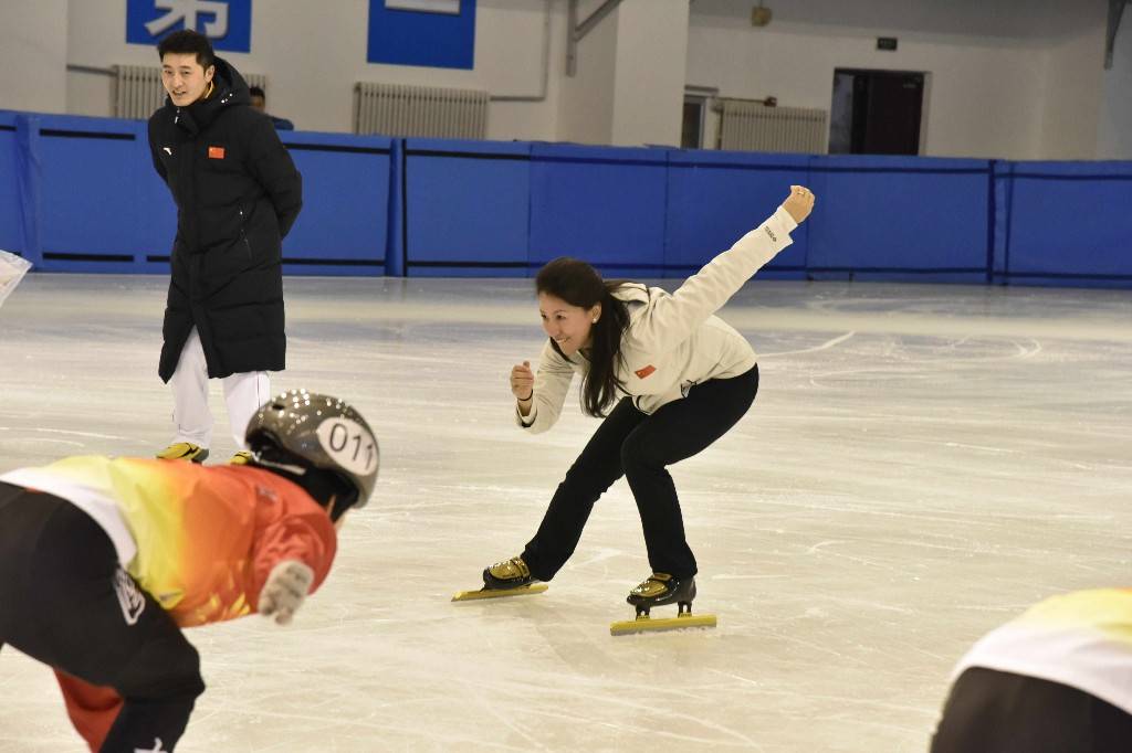 "手把手"!奥运冠军杨扬教家乡小队员滑冰