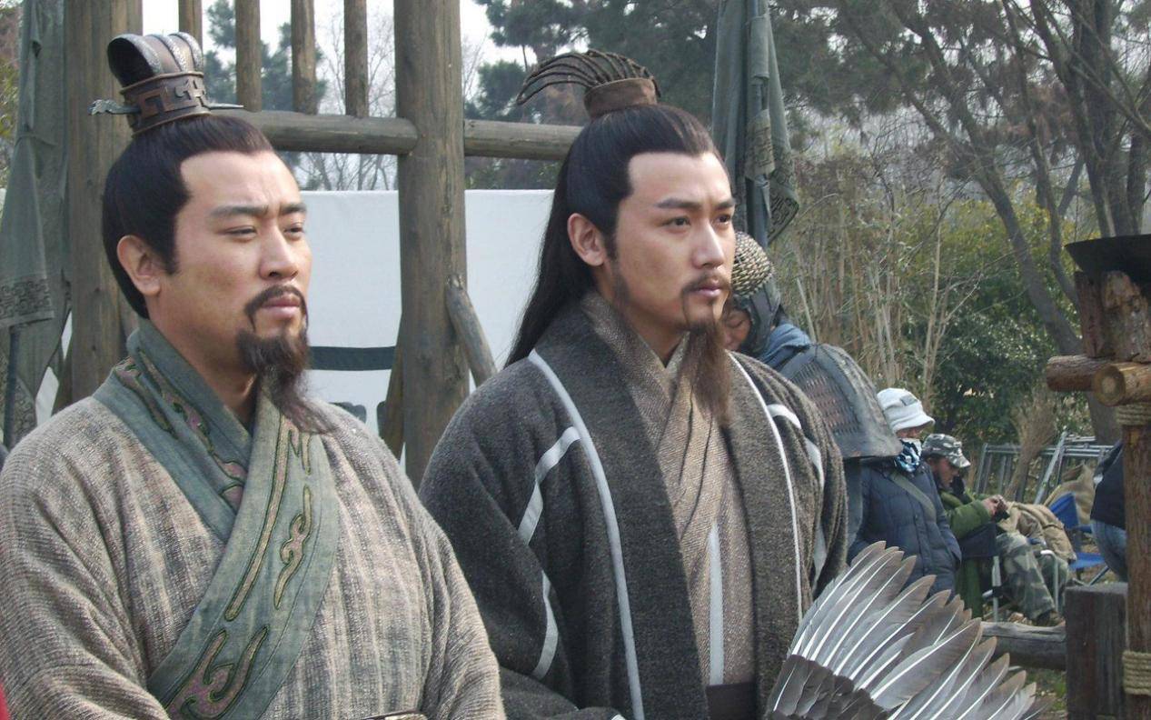 三国刘备临终前托孤为何让李严管军事除了制衡诸葛亮外还有何目的