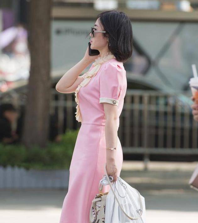 连衣裙显瘦又性感,遮挡腿型更显女人味,突出自然气质