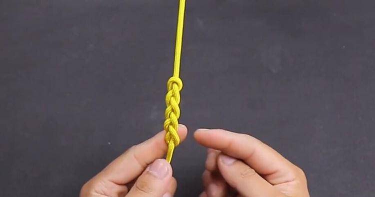 3把打结的绳从竖绳下面穿过打结拉紧.
