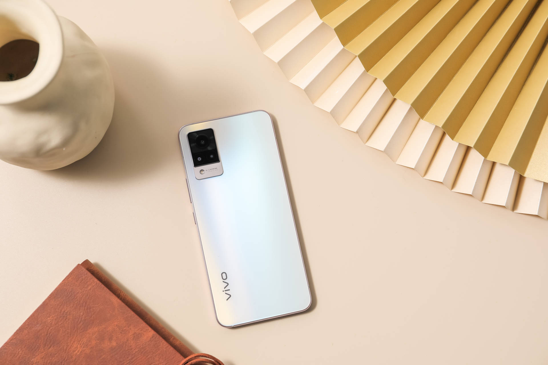 (vivo s9朝露白配色实拍)