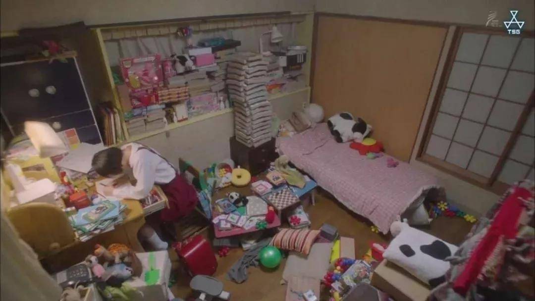在她的房间里,乱七八糟的东西全都堆成一团,连下脚的地方都没有.