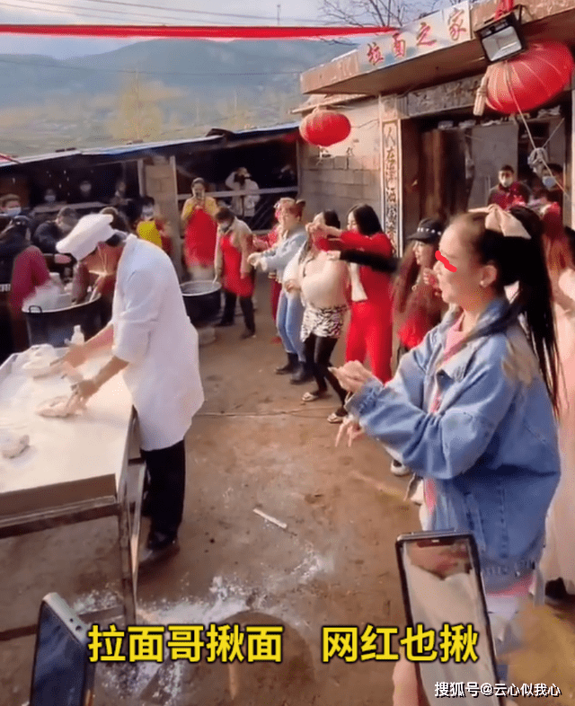 原创网红自创拉面舞,拉面哥被迫参演,网红无奈苦笑,"艺术源于生活"!